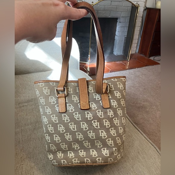 Dooney & Bourke vintage tan bucket bag - Picture 4 of 9